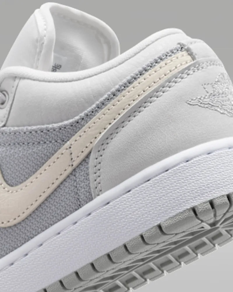 Off White/Soft Pearl/Light Smoke Grey